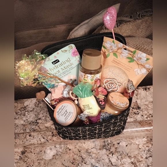 Luxury Custom Pamper Me Spa Women's Gift Basket - Picture 5 of 15